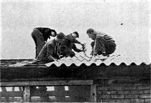 Beim Montieren des neuen Werkstattdaches 1957