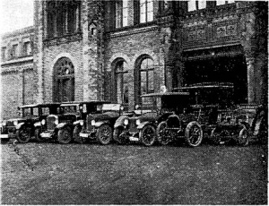 Der Wagenpark der Akakraft 1928/29 (rechts „Ur-Benz" u. Opel. Darracq)