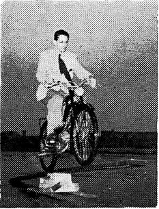 Geschicklichkeitsturnier 1955. Moped auf der Wippe